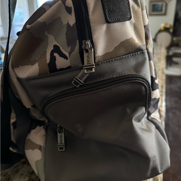 Camo Tumi duffel travel bag - Picture 5 of 8